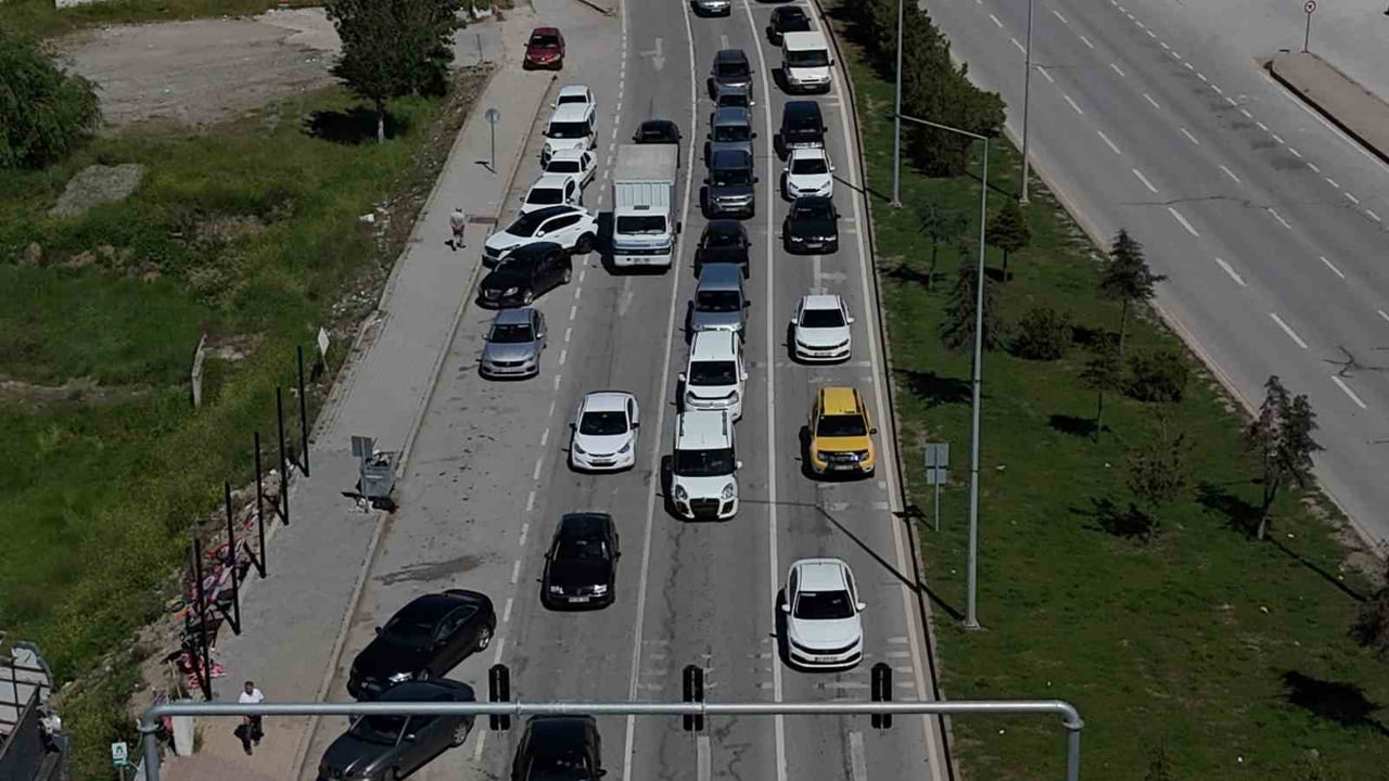 SUNGURLU-ANKARA KARAYOLU BAYRAM DÖNÜŞ TRAFİĞİ HAVADAN DRONLA GÖRÜNTÜLENDİ