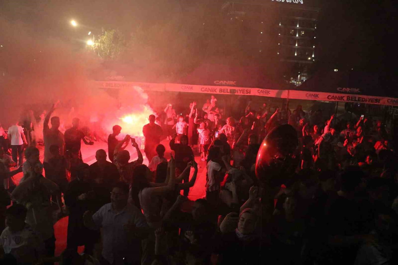SÜPER LİG EKİPLERİNDEN SAMSUNSPOR'UN 61. KURULUŞ YILDÖNÜMÜ, TARAFTARLAR TARAFINDAN MEŞALELERLE...