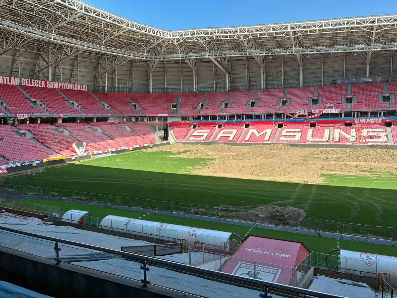 SÜPER LİG EKİPLERİNDEN SAMSUNSPOR’UN KULLANDIĞI 19 MAYIS STADYUMU’NDA ZEMİN BAKIM-ONARIM...