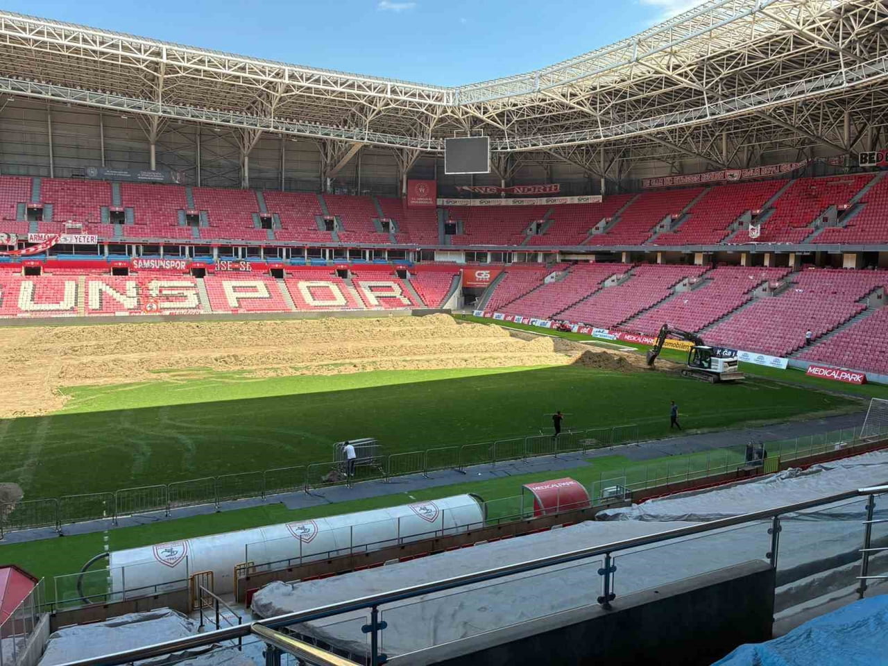 SÜPER LİG EKİPLERİNDEN SAMSUNSPOR’UN KULLANDIĞI 19 MAYIS STADYUMU’NDA ZEMİN BAKIM-ONARIM...