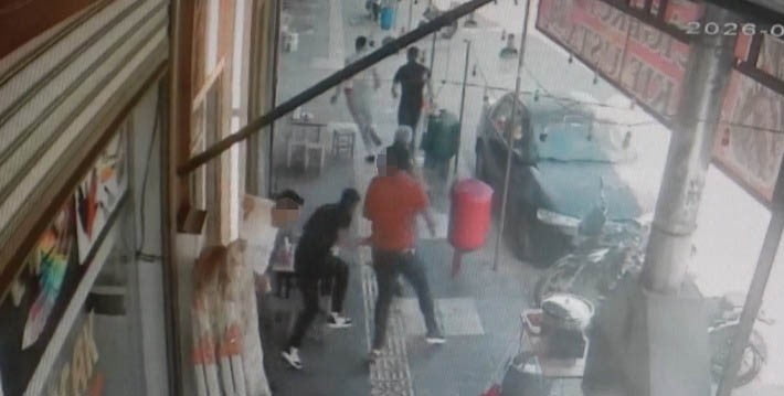 ŞÜPHELİLERİN KAÇIŞ ANI KİLİS'TE KEBAPÇIDA SİLAHLI VE BIÇAKLI KAVGA: ŞÜPHELİLERİN GELİŞ ANI...