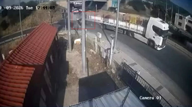SÜRATLE GELEN ARACIN TIRA ADETA OK GİBİ SAPLANDIĞI ANLAR GÜVENLİK KAMERALARINA YANSIDI.
