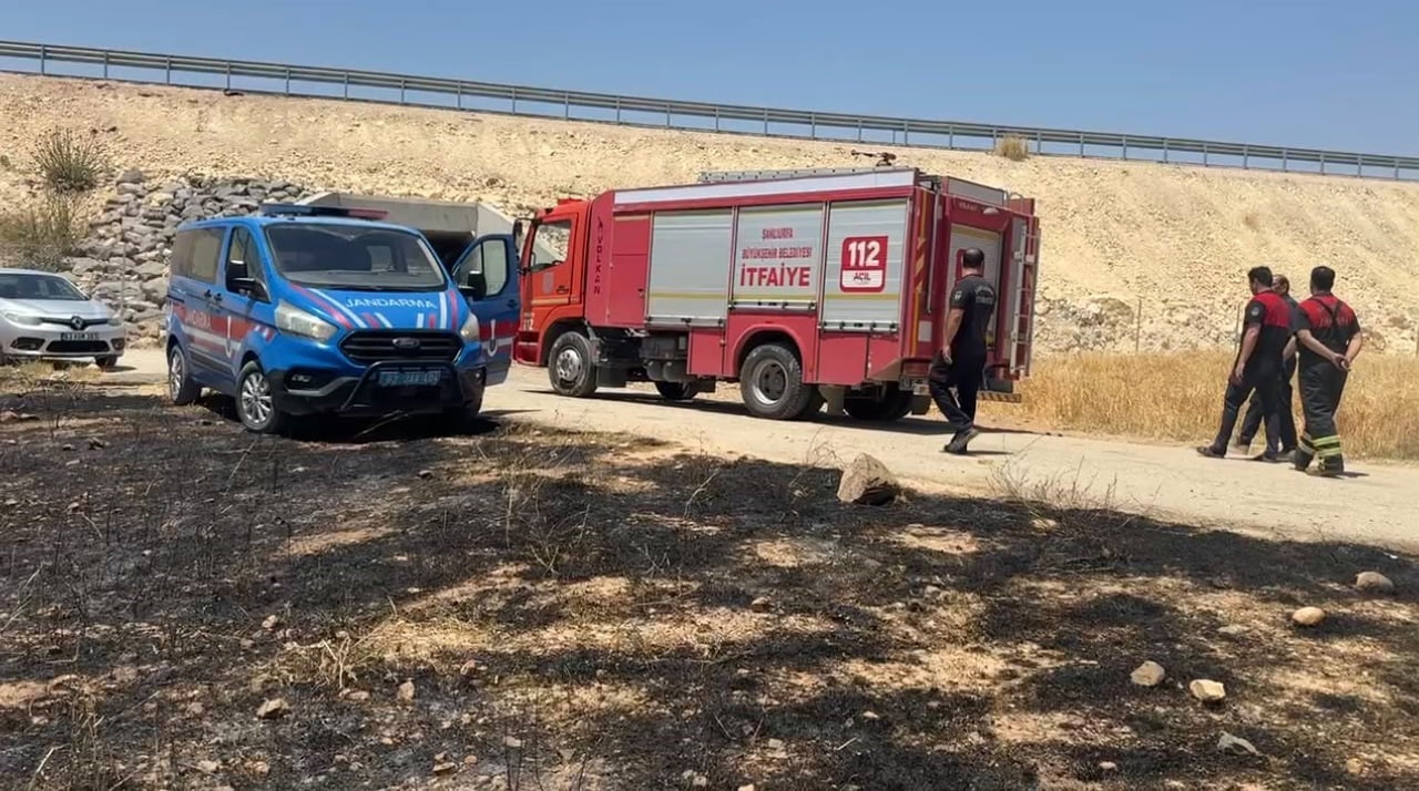 SURUÇ İLÇESİNDE ARPA EKİLİ ARAZİDE ÇIKAN YANGINDA 30 DÖNÜM ALAN ZARAR GÖRDÜ.