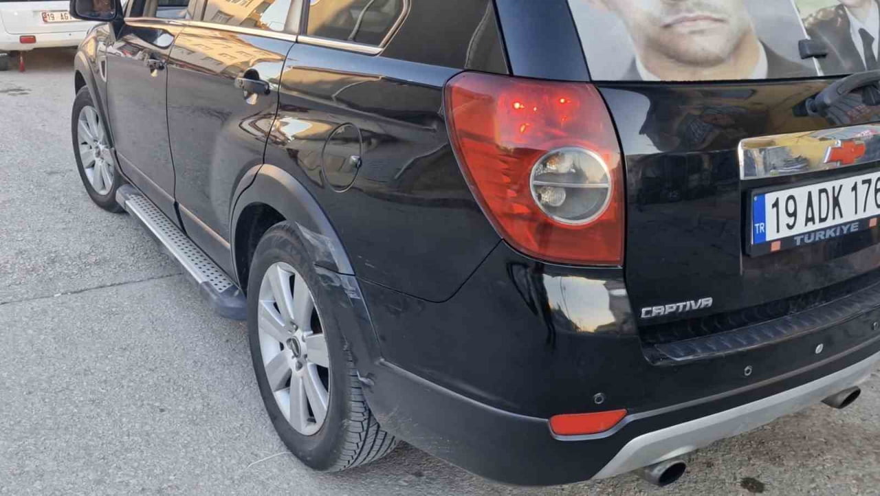 SÜRÜCÜSÜNÜN DİREKSİYON HAKİMİYETİNİ KAYBETMESİ SONUCU OTOMOBİL PARK HALİNDEKİ 4 ARACA ÇARPARAK...