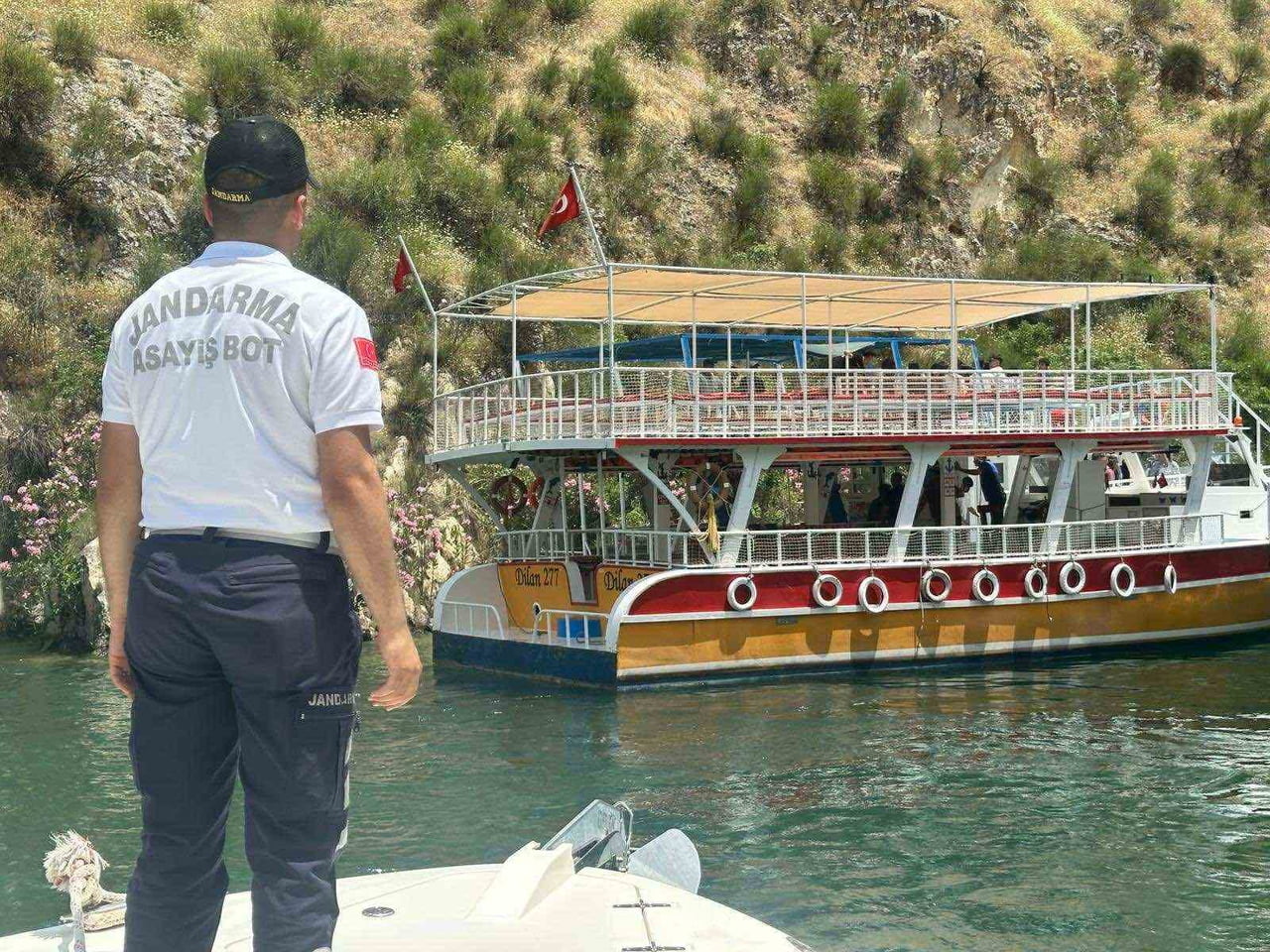 SÜRÜKLENEN TEKNEDEKİ TURİSTLERİ JANDARMA EKİPLERİ TAHLİYE ETTİ
