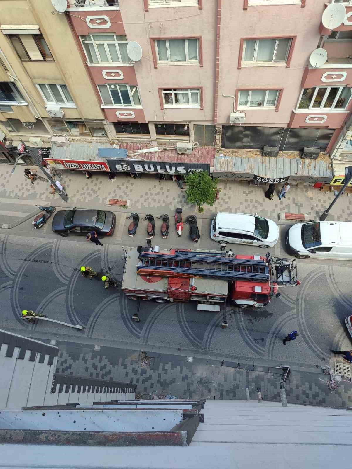 SUSURLUK'TA BİR BİNANIN ÇATISINDA ÇIKAN YANGIN SÖNDÜRÜLDÜ
