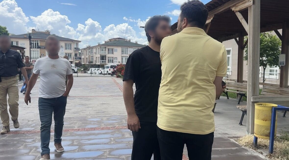 TACİZ ŞÜPHELİSİNİN YAKINLARI İSE, ADLİYEDE GAZETECİLERE SALDIRDI.