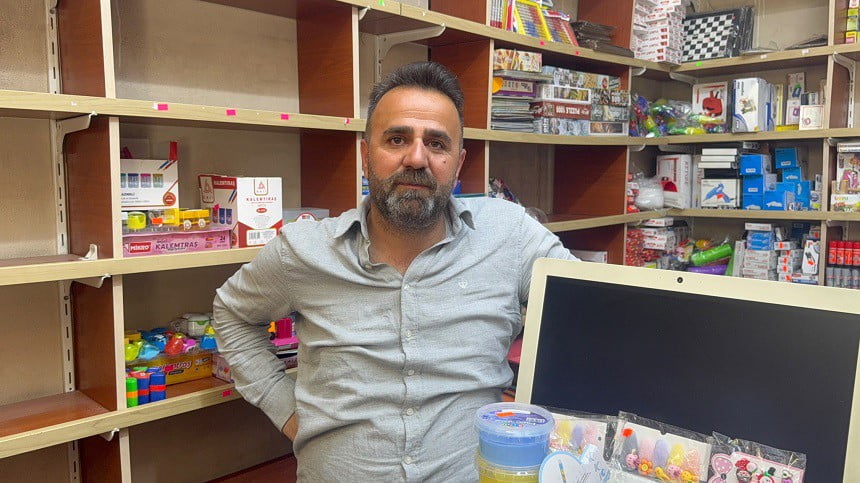 TAHLİYE EDİLEN BİNALARDAN BİRİNDE BULUNAN KIRTASİYENİN SAHİBİ VEYSEL ERİK