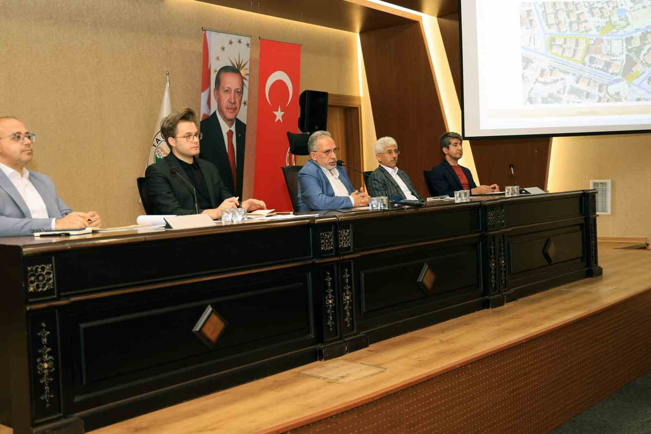 TALAS BELEDİYE BAŞKANI MUSTAFA YALÇIN, İLÇENİN GİRİŞİNDE YER ALAN MARMARİS VE BEYAZ SARAY SİTELERİ...