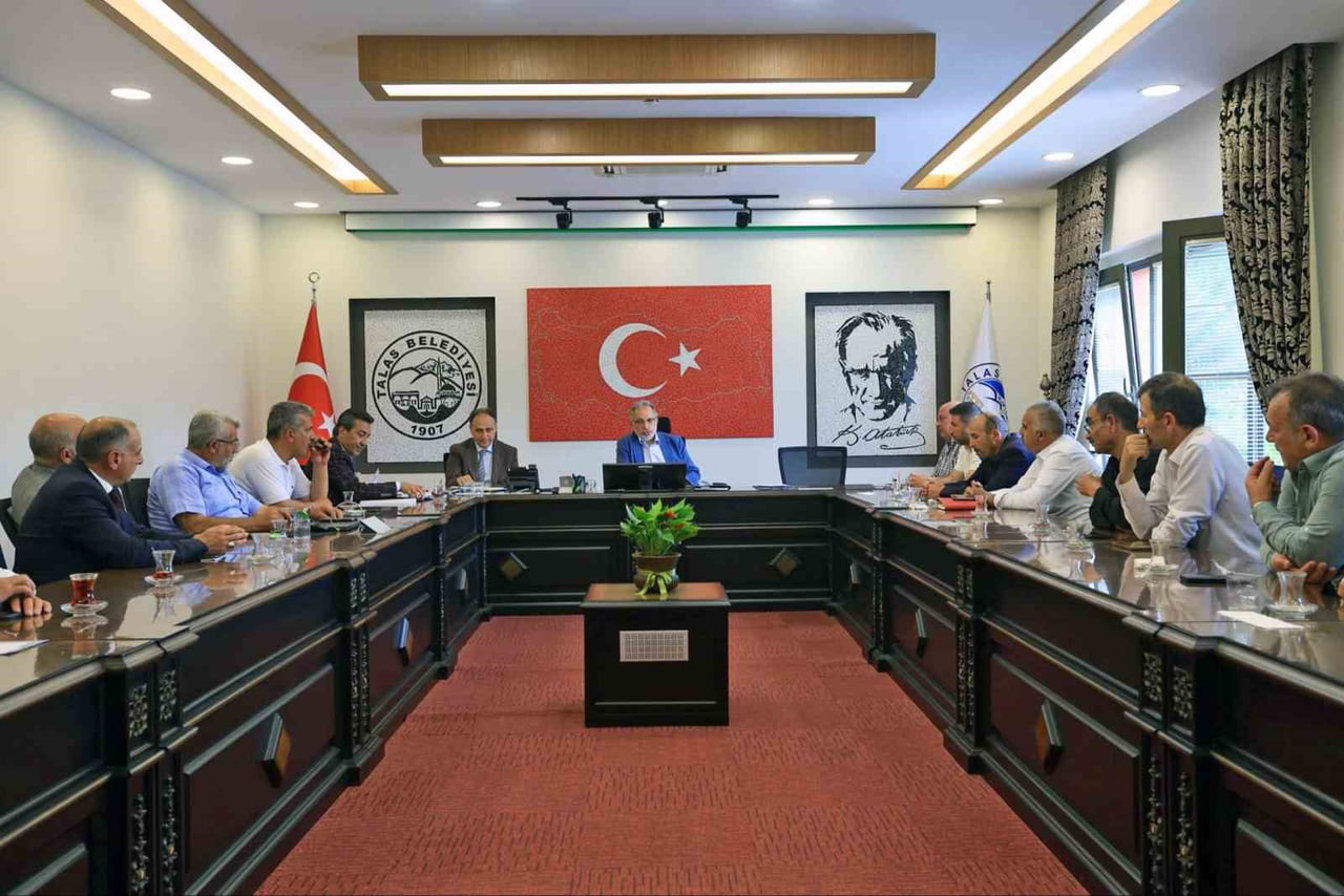TALAS BELEDİYE BAŞKANI MUSTAFA YALÇIN, İLÇENİN NABZINI TUTAN MAHALLE MUHTARLARIYLA BİR ARAYA...