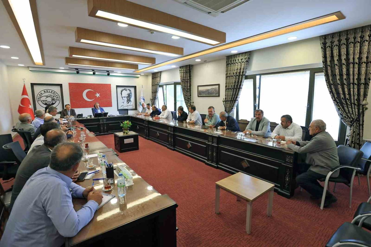 TALAS BELEDİYE BAŞKANI MUSTAFA YALÇIN, İLÇENİN NABZINI TUTAN MAHALLE MUHTARLARIYLA BİR ARAYA...
