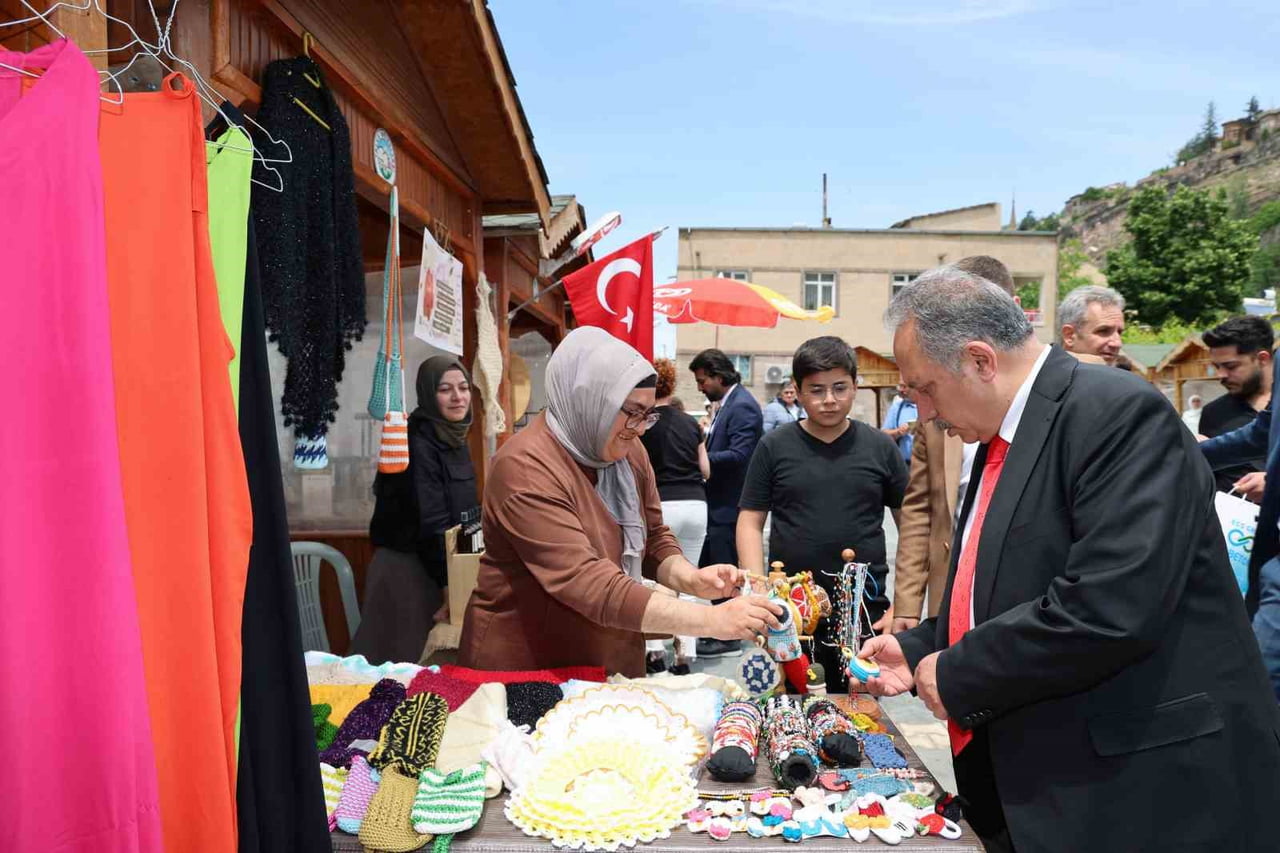 TALAS BELEDİYESİNİN KADIN GİRİŞİMCİLERE DESTEK AMACIYLA MAHARETLİ ELLER KADIN GİRİŞİMİ ÜRETİM VE...