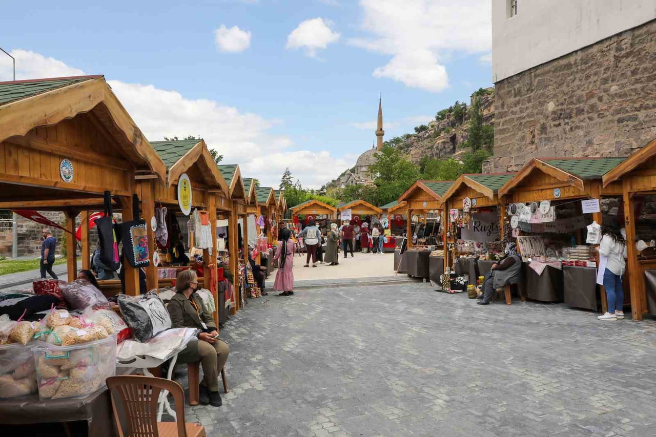TALAS BELEDİYESİNİN KADIN GİRİŞİMCİLERE DESTEK AMACIYLA MAHARETLİ ELLER KADIN GİRİŞİMİ ÜRETİM VE...