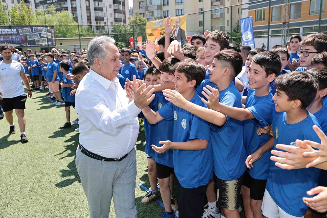 TALAS BELEDİYESİNİN SPORA VE GENÇLİĞE YAPTIĞI YATIRIMLAR MEYVELERİNİ VERMEYE DEVAM EDERKEN...