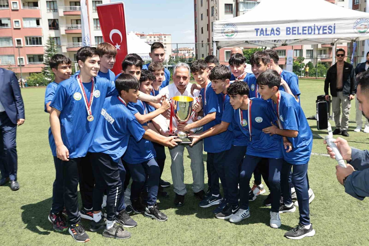 TALAS BELEDİYESİNİN SPORA VE GENÇLİĞE YAPTIĞI YATIRIMLAR MEYVELERİNİ VERMEYE DEVAM EDERKEN...