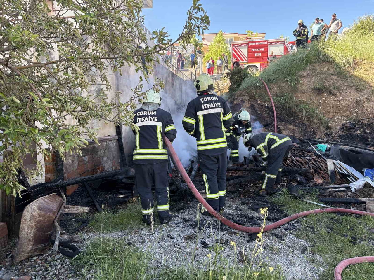 TANDIRLIK ALANDA MEYDANA GELEN YANGINA EKİPLER MÜDAHALEDE BULUNARAK KONTROL ALTINA ALDI