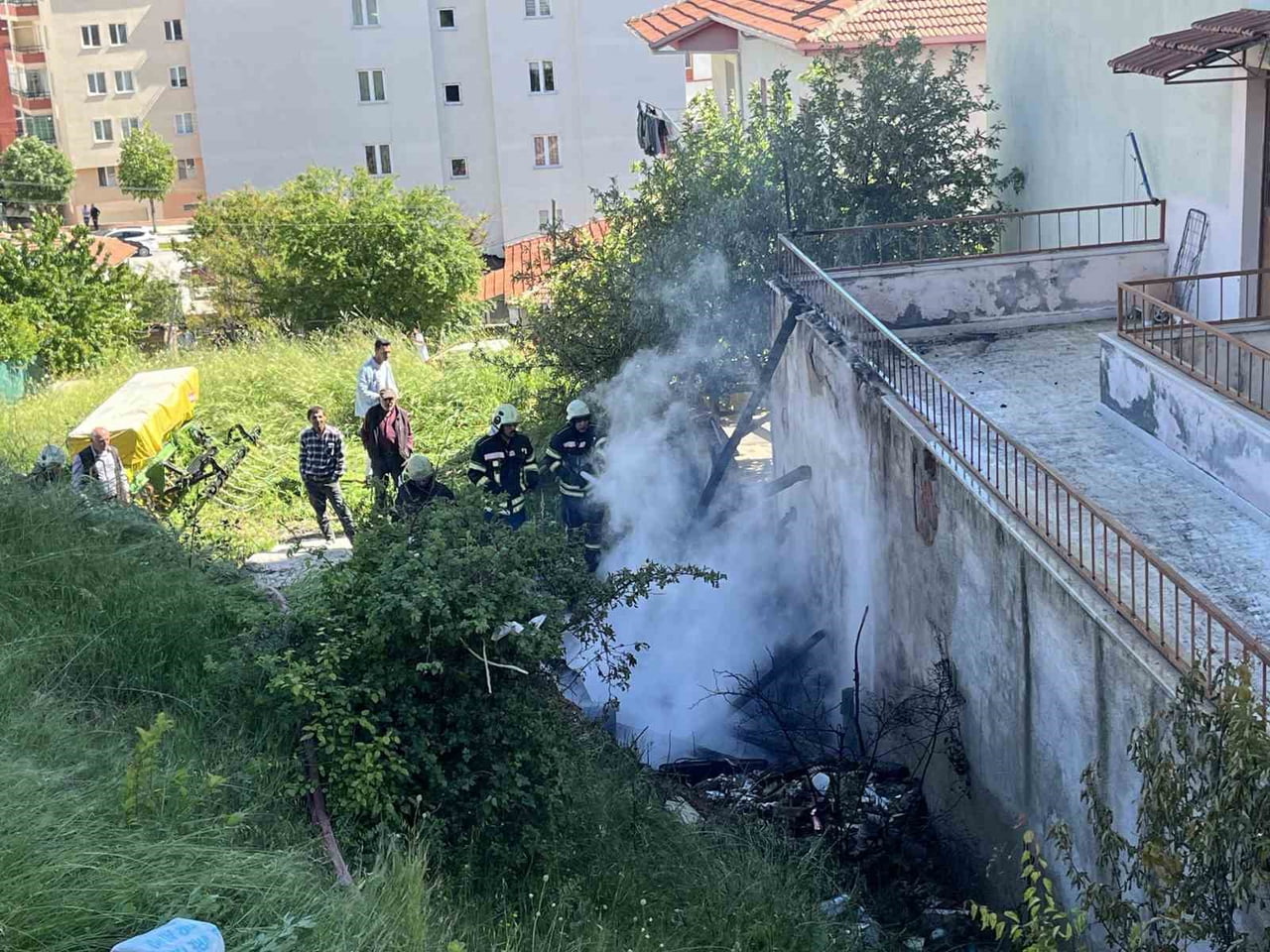 TANDIRLIK ALANDA MEYDANA GELEN YANGINA EKİPLER MÜDAHALEDE BULUNARAK KONTROL ALTINA ALDI