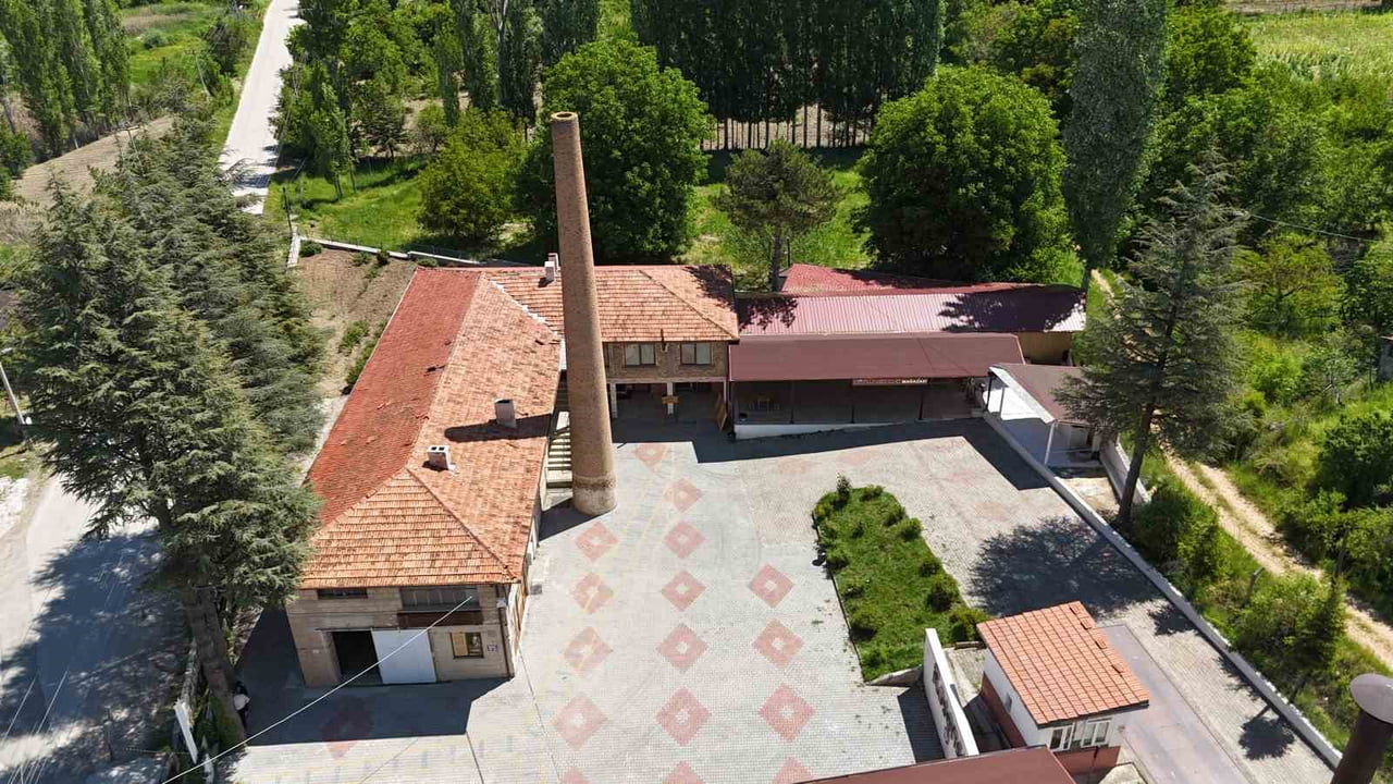 TARİHİ GÜL YAĞI FABRİKASI, KORUNAN ÖZGÜN YAPISIYLA GÜL TURİZMİNİN ÖNEMLİ DURAKLARINDAN BİRİ HALİNE...
