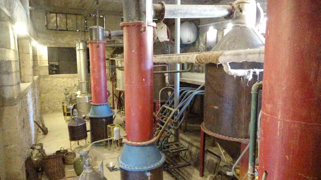 TARİHİ GÜL YAĞI FABRİKASI, KORUNAN ÖZGÜN YAPISIYLA GÜL TURİZMİNİN ÖNEMLİ DURAKLARINDAN BİRİ HALİNE...