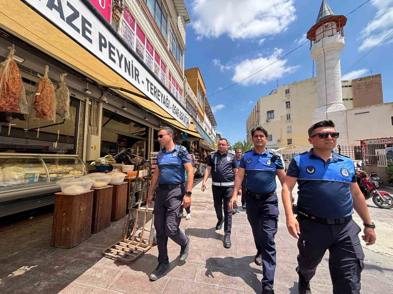 TARSUS'TA YAYALARIN KALDIRIMLARI GÜVENLİ VE ENGELSİZ KULLANABİLMESİ AMACIYLA İŞGALLERE YÖNELİK...