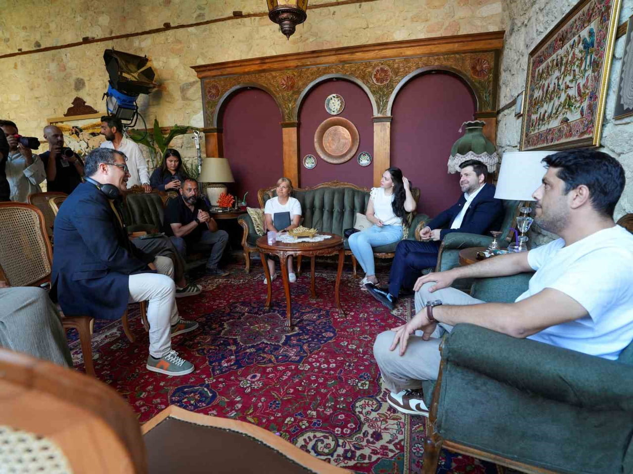 TARSUS BELEDİYE BAŞKANI ALİ BOLTAÇ, KENTTE ÇEKİMLERİ SÜREN MERCAN KÖŞK DİZİSİNİN SETİNDE OYUNCU VE...