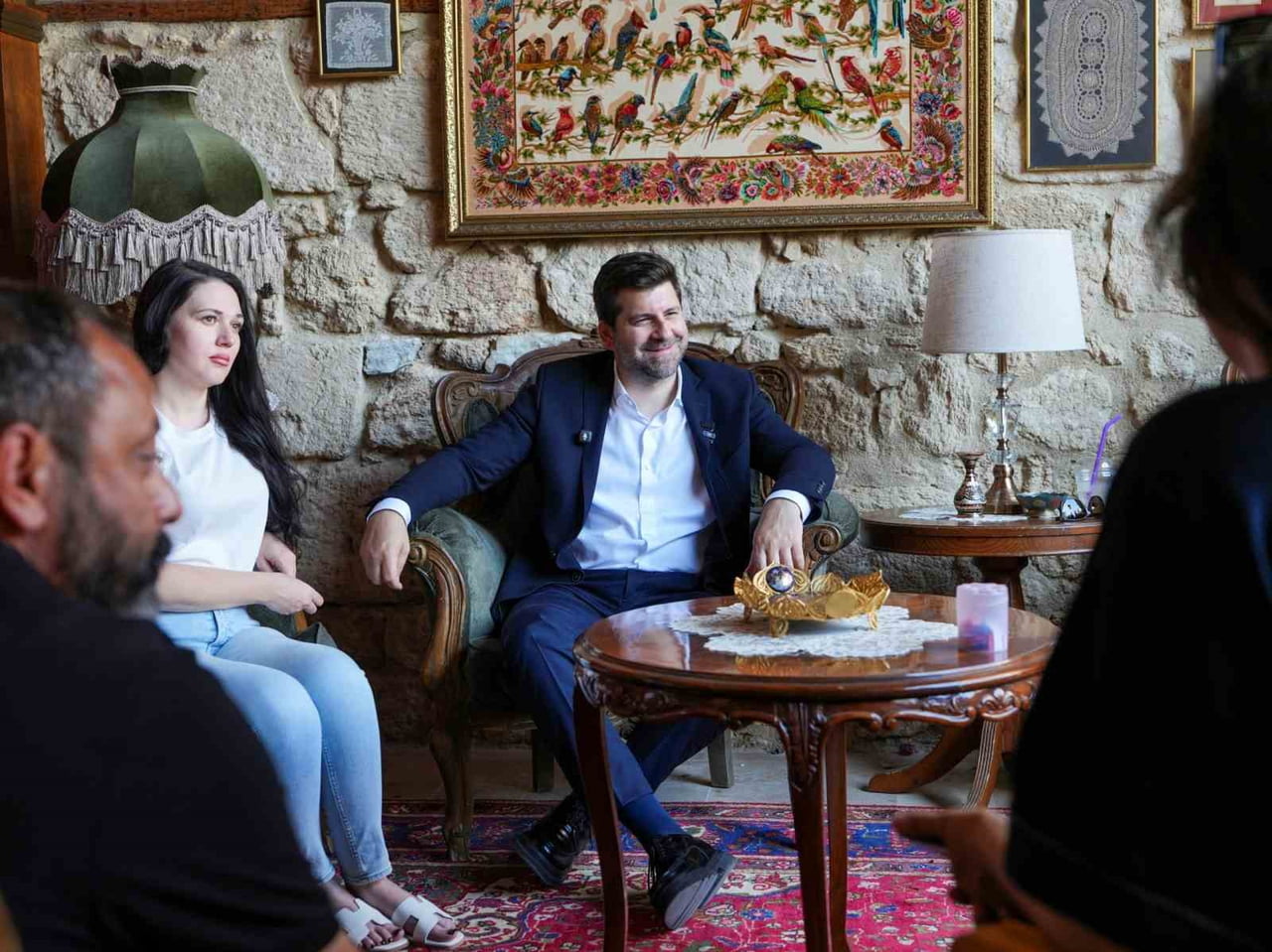 TARSUS BELEDİYE BAŞKANI ALİ BOLTAÇ, KENTTE ÇEKİMLERİ SÜREN MERCAN KÖŞK DİZİSİNİN SETİNDE OYUNCU VE...