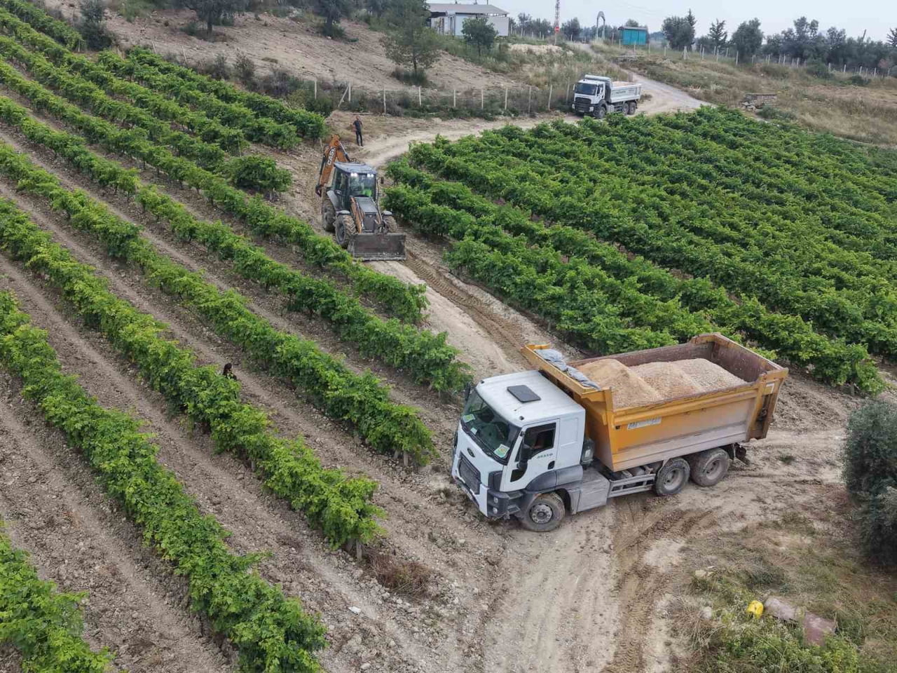 TARSUS BELEDİYESİ, HASAT ÖNCESİ KIRSAL MAHALLELERDE YOL BAKIM VE REGLAJ ÇALIŞMALARINI...