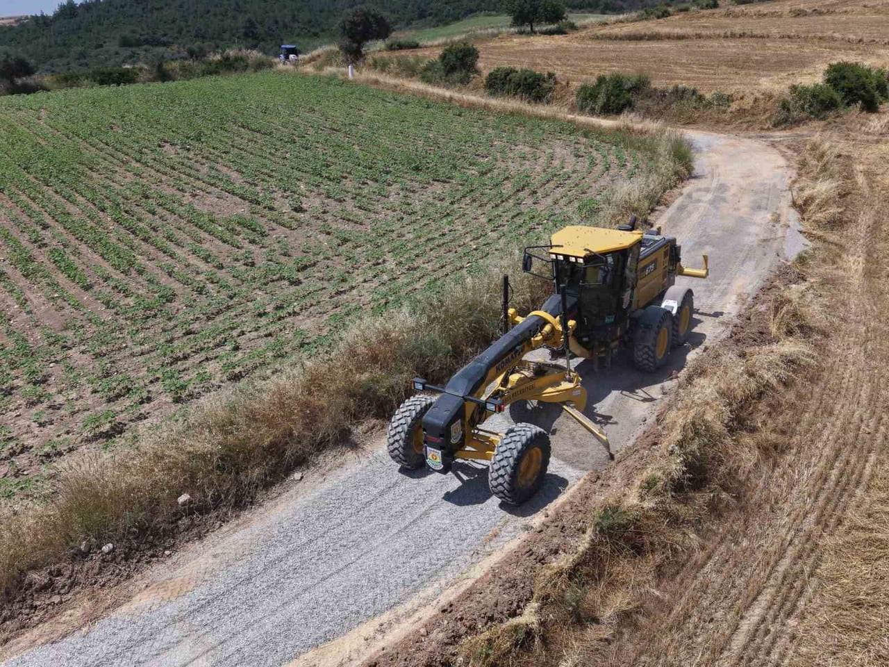 TARSUS BELEDİYESİ, HASAT ÖNCESİ KIRSAL MAHALLELERDE YOL BAKIM VE REGLAJ ÇALIŞMALARINI...