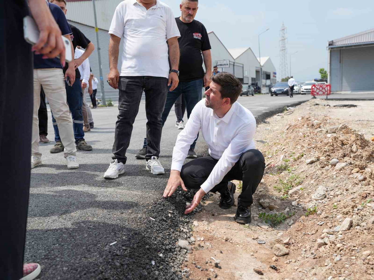 TARSUS BELEDİYESİ, KEMALPAŞA SANAYİ SİTESİ'NDE UZUN YILLARDIR DEVAM EDEN YOL SORUNUNU ÇÖZMEK İÇİN...