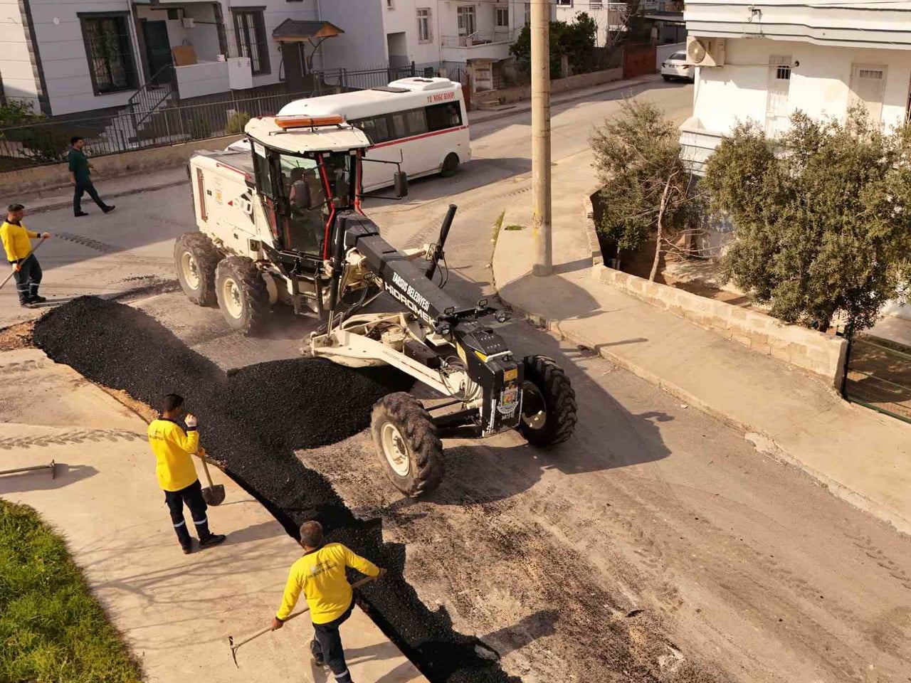 TARSUS BELEDİYESİ, KENT GENELİNDE ULAŞIM KONFORUNU ARTIRMAK VE YIPRANAN YOL YÜZEYLERİNİ YENİLEMEK...