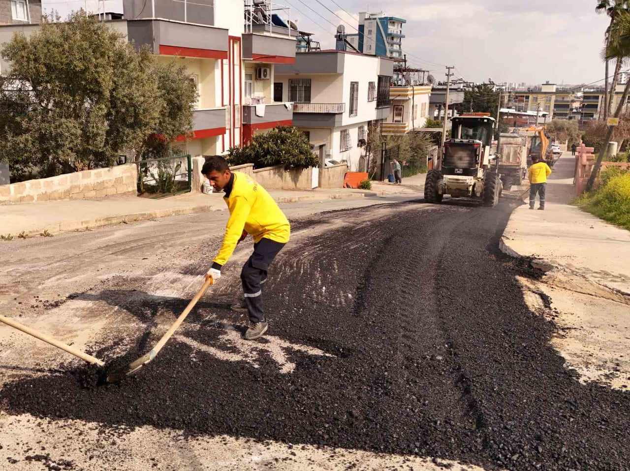 TARSUS BELEDİYESİ, KENT GENELİNDE ULAŞIM KONFORUNU ARTIRMAK VE YIPRANAN YOL YÜZEYLERİNİ YENİLEMEK...