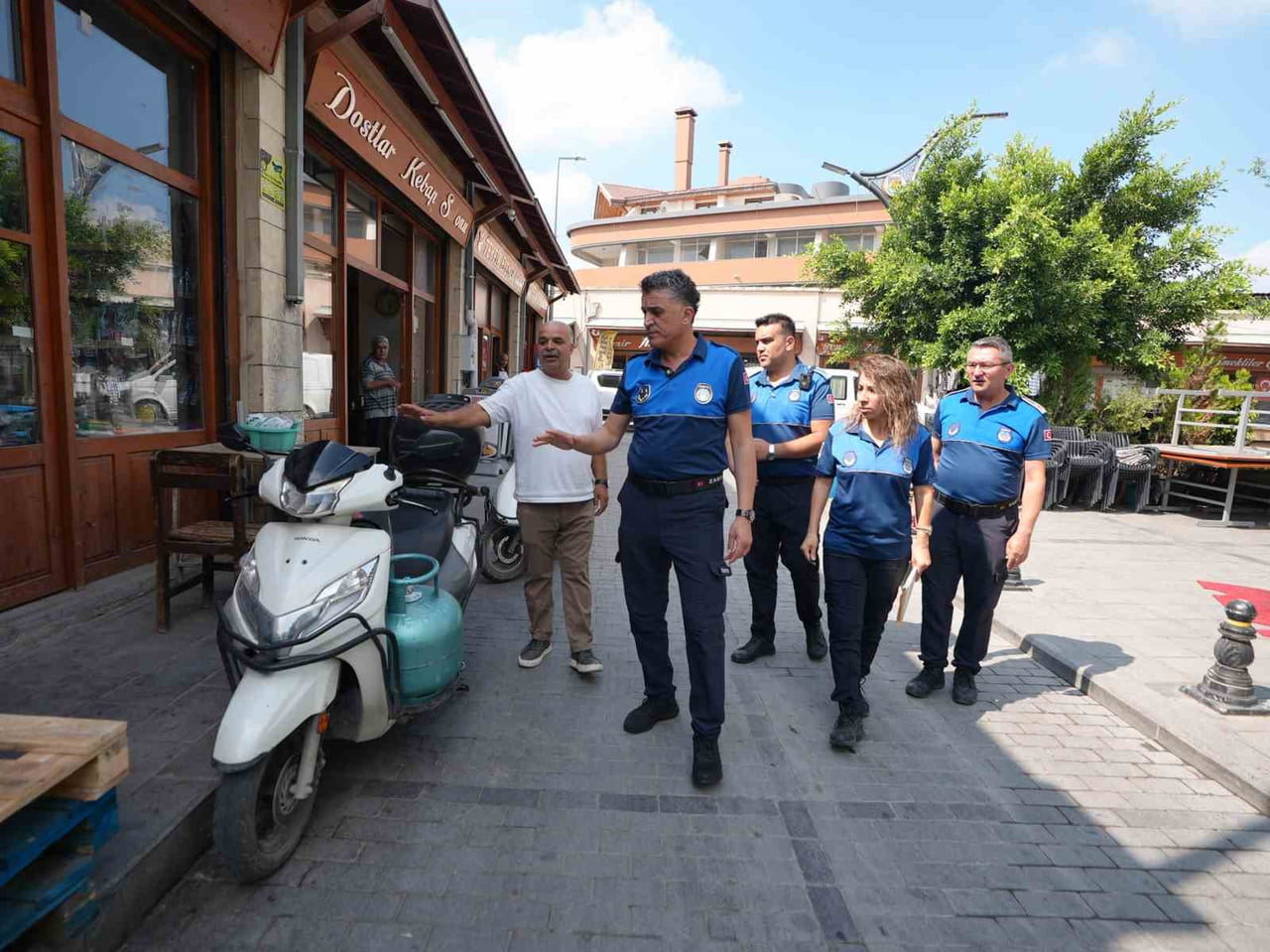 TARSUS BELEDİYESİ ZABITA EKİPLERİ, KENT MERKEZİNDEKİ ESNAFA ORTAK KULLANIM ALANLARINA İLİŞKİN...
