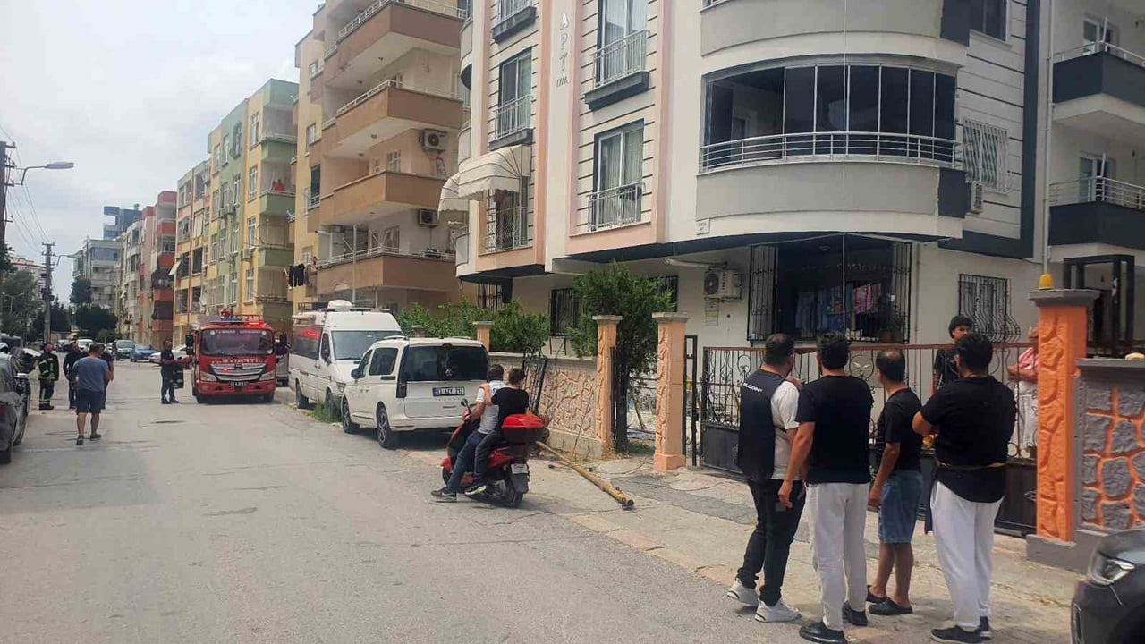 TARSUS İLÇESİNDE BİR APARTMANIN DIŞ CEPHE BOYAMA ÇALIŞMASI SIRASINDA MEYDANA GELEN İŞ KAZASINDA 2...