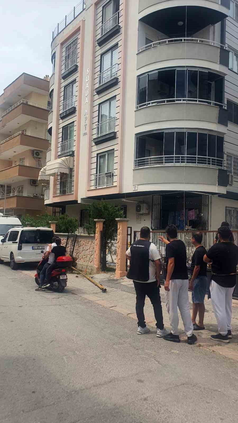 TARSUS İLÇESİNDE BİR APARTMANIN DIŞ CEPHE BOYAMA ÇALIŞMASI SIRASINDA MEYDANA GELEN İŞ KAZASINDA 2...