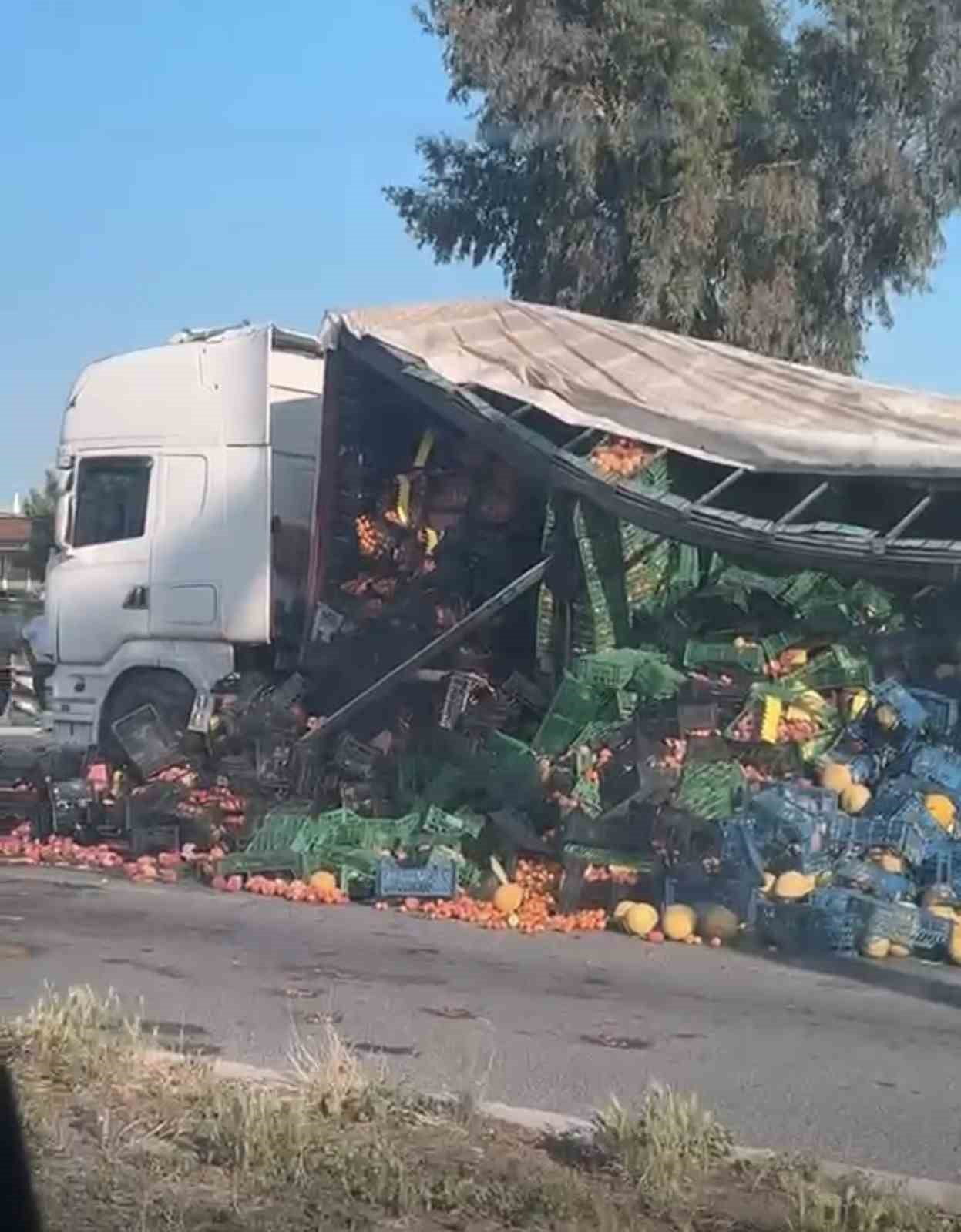 TARSUS’TA SEBZE VE MEYVE YÜKŞÜ TIRIN ÇADIRI YIRTILDI, ÜRÜNLER YOLA DÖKÜLDÜ