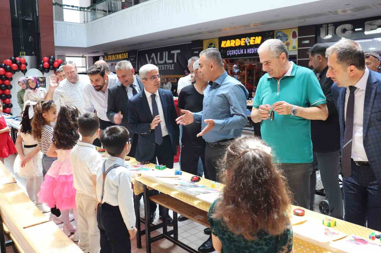 TATVAN İLÇESİNDE İLKOKUL ÖĞRENCİLERİ TARAFINDAN HAZIRLANAN RESİM VE SANAT SERGİSİ, YOĞUN KATILIMLA...