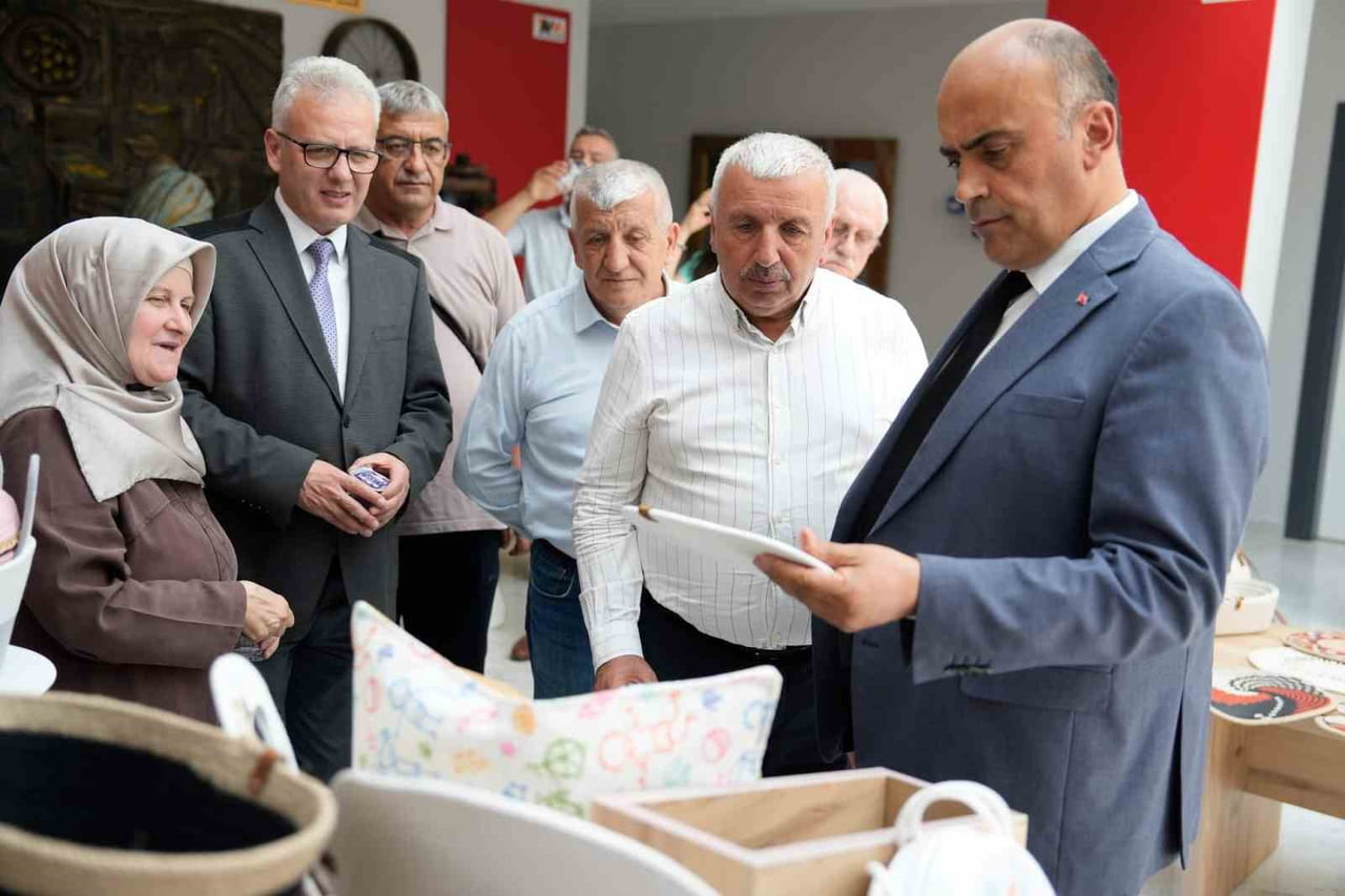 TAVŞANLI'DA ZEHRA ÇETİN’İN EL EMEĞİ ESERLERİ TAVŞANLI’DA SANATSEVERLERLE BULUŞTU
