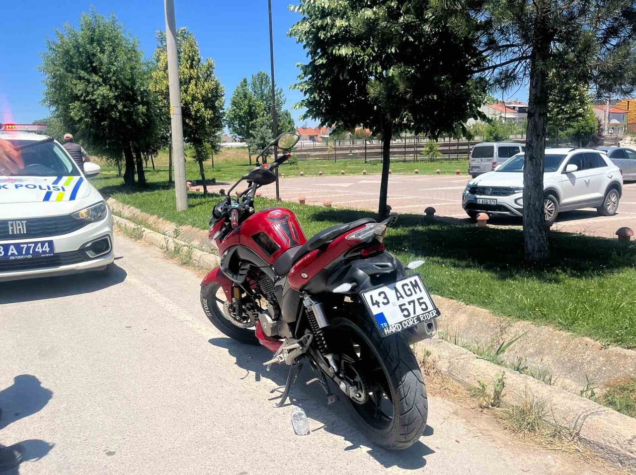 TAVŞANLI’DA MOTOSİKLET KAZASI,  KASK HAYAT KURTARDI