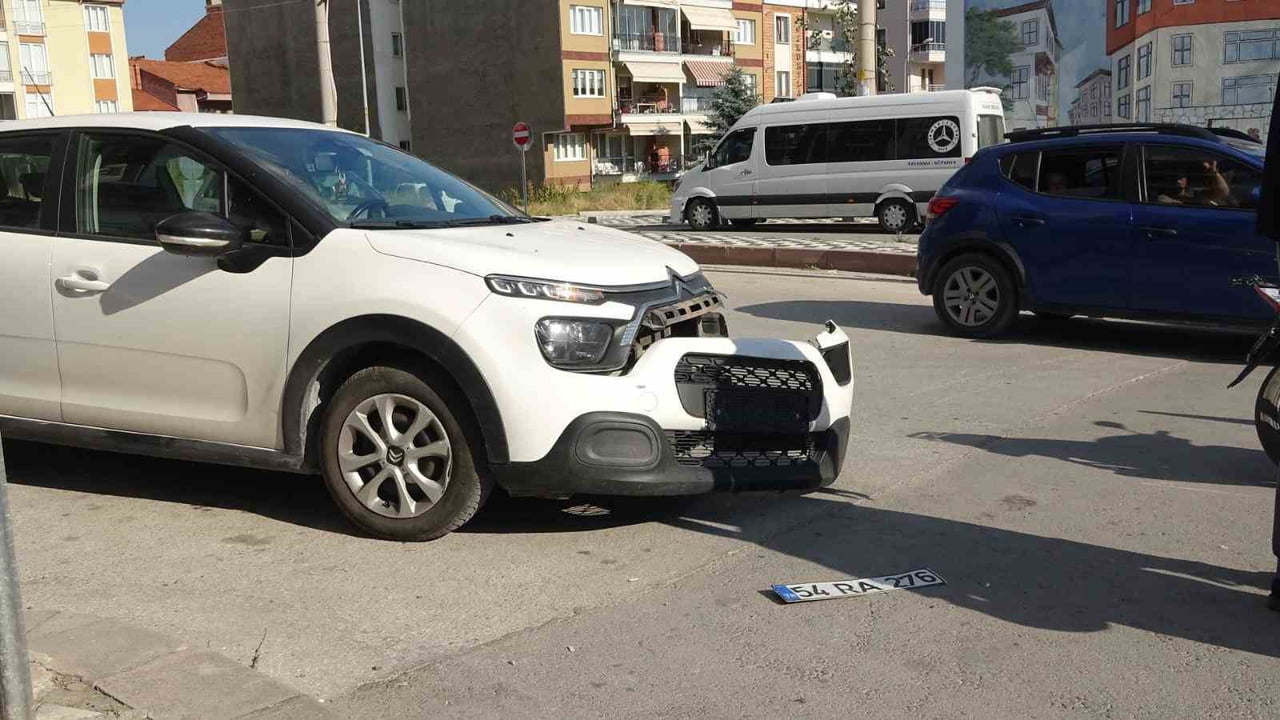 TAVŞANLI’DA OTOMOBİL İLE MOTOSİKLET ÇARPIŞTI: 1 YARALI