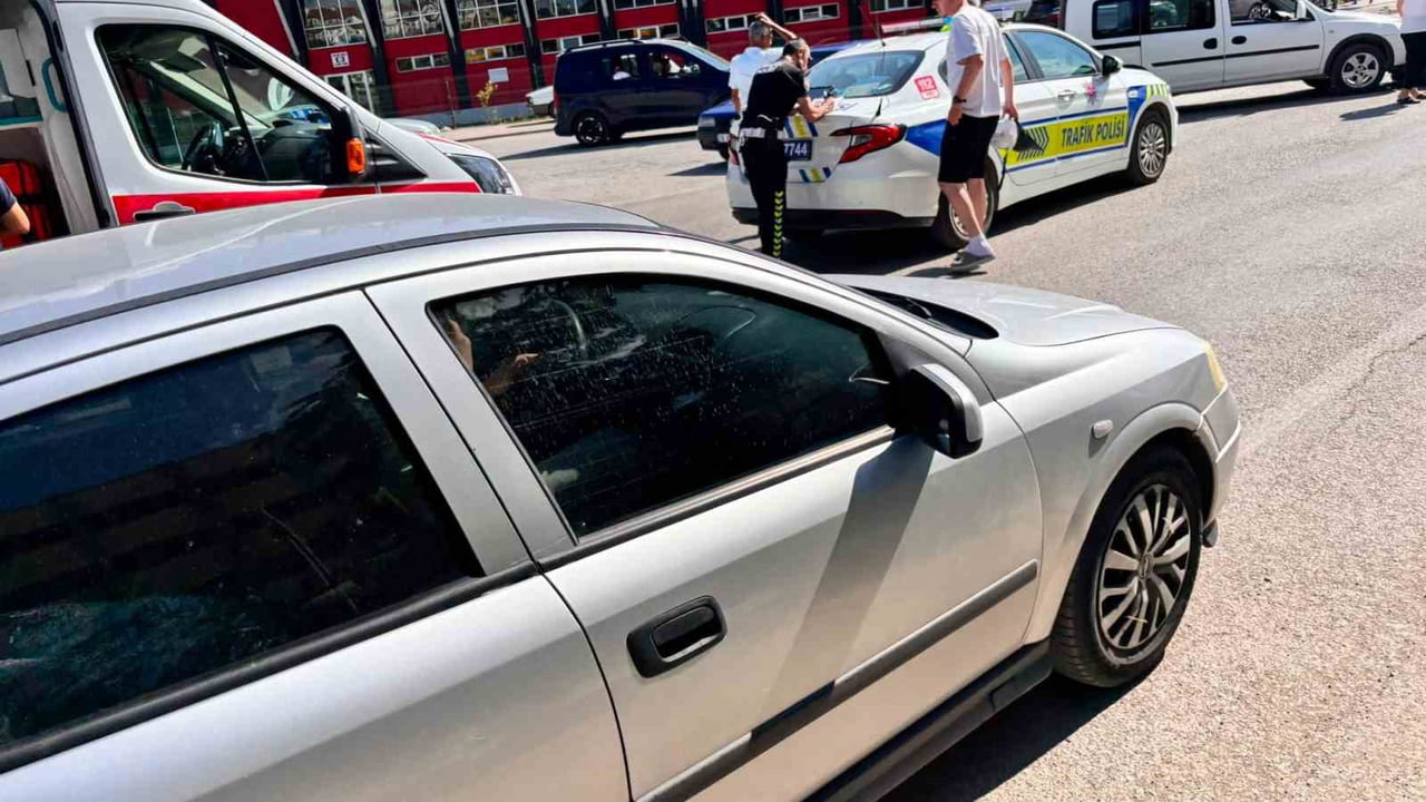 TAVŞANLI’DA OTOMOBİL İLE MOTOSİKLET ÇARPIŞTI: 2 YARALI
