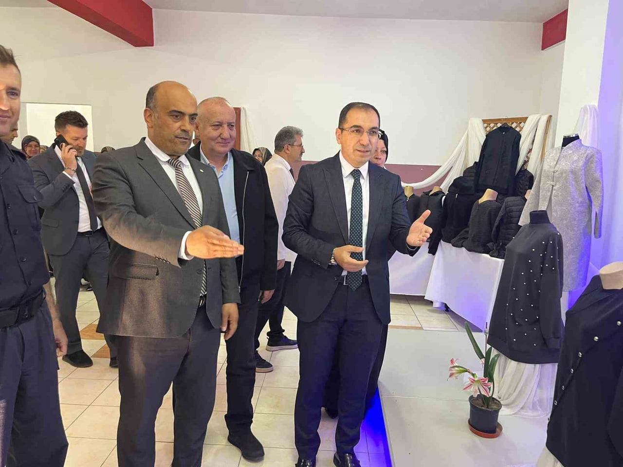 TAVŞANLI KAYMAKAMI ÖMER FARUK ÖZDEMİR VE BERABERİNDEKİLER EL EMEĞİ ÜRÜNLERİ İNCELEDİ