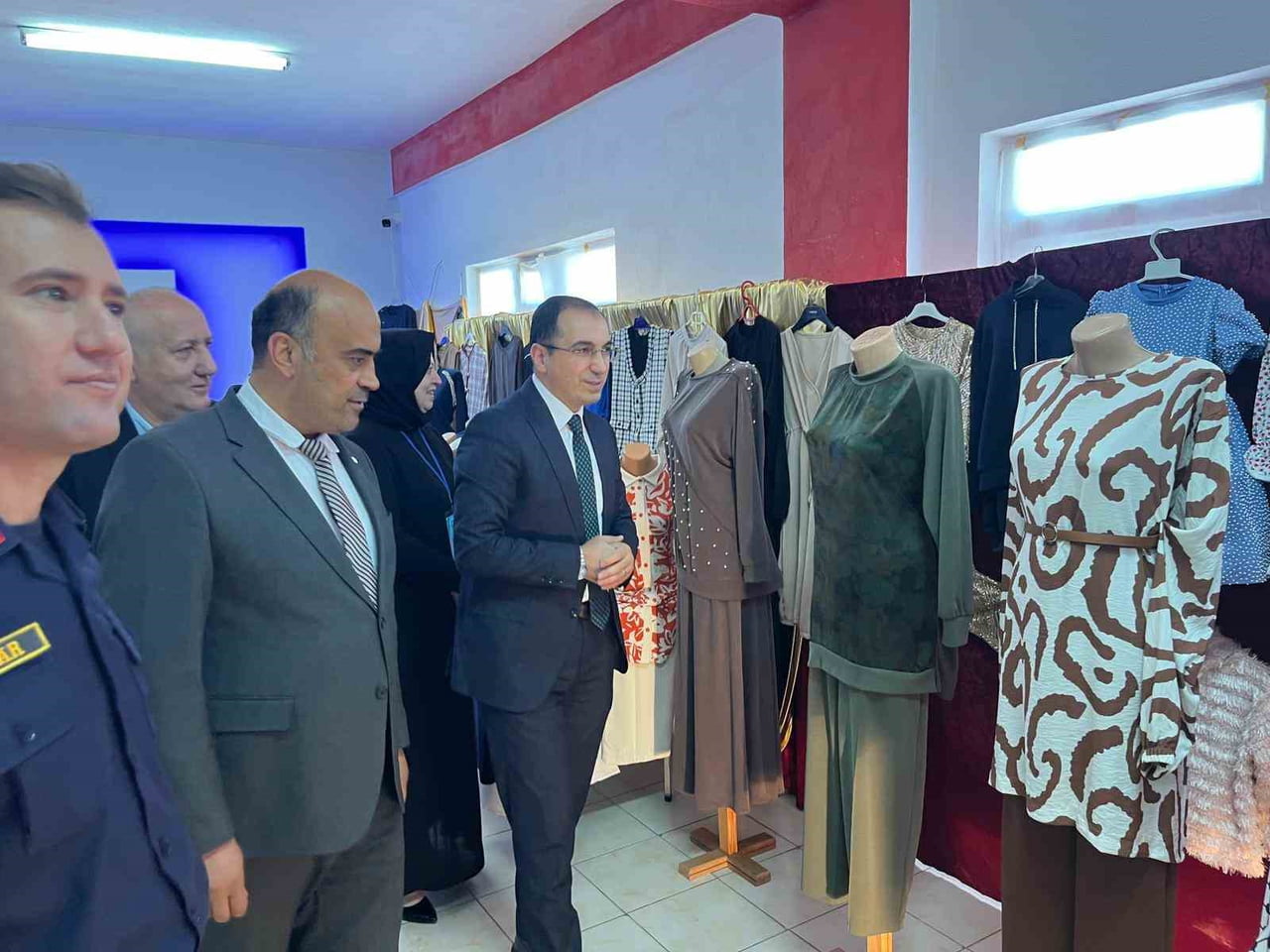TAVŞANLI KAYMAKAMI ÖMER FARUK ÖZDEMİR VE BERABERİNDEKİLER EL EMEĞİ ÜRÜNLERİ İNCELEDİ