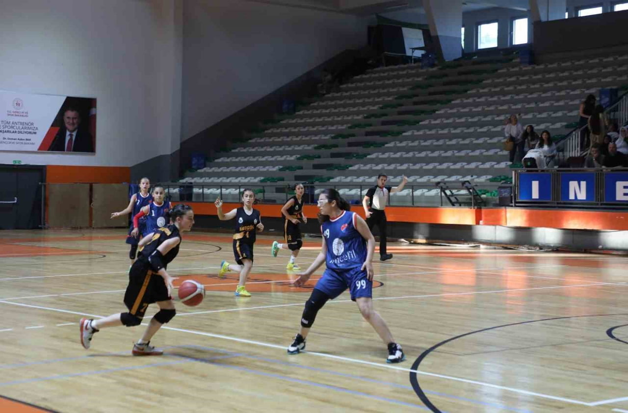 TBF TARAFINDAN DÜZENLENEN YEREL LİGDE BAŞARILI BİR SEZON GEÇİREN İNEGÖL BELEDİYESPOR U12 KIZ...