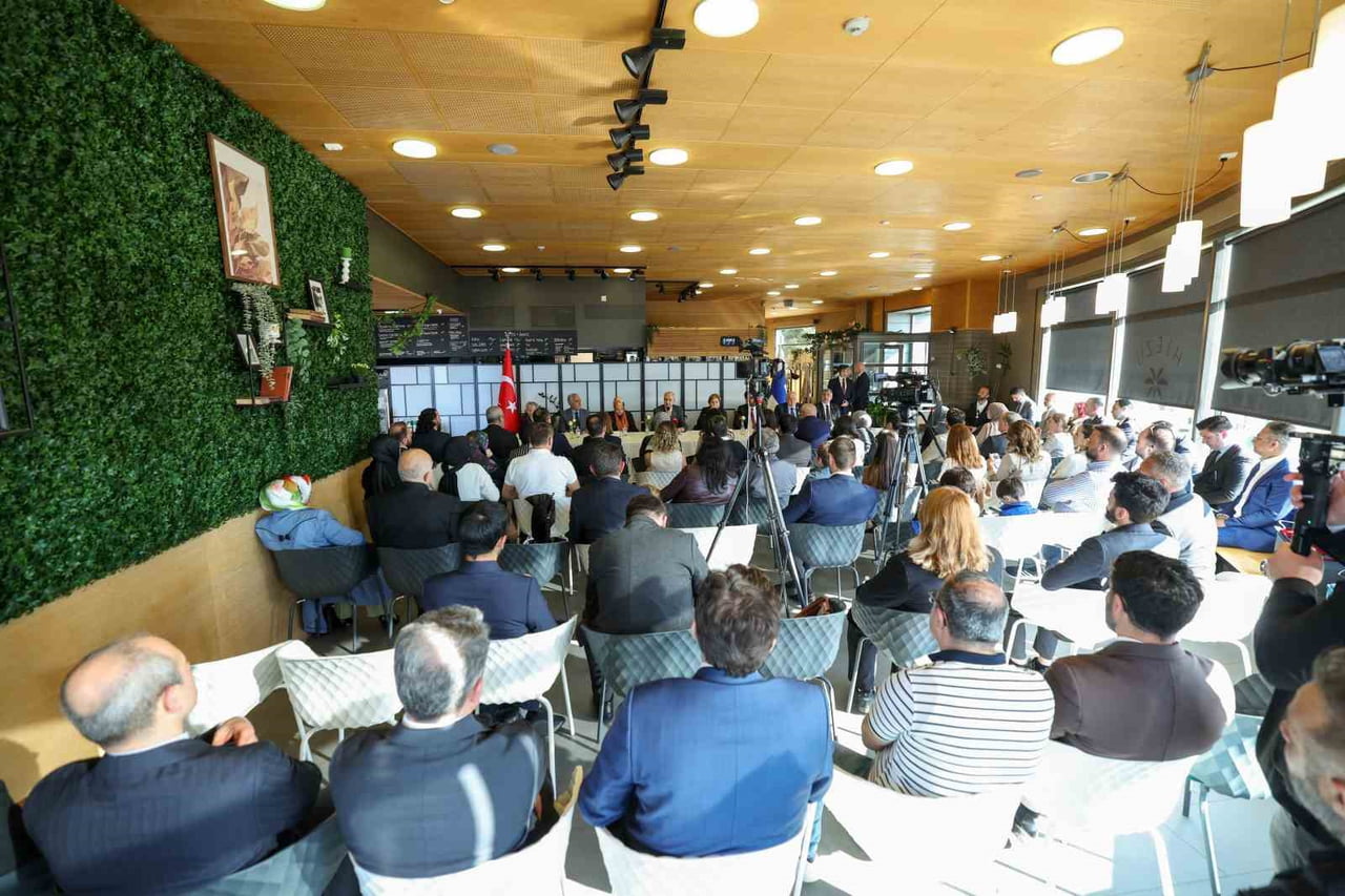 TBMM BAŞKANI KURTULMUŞ FİNLANDİYA’DA TÜRK VE TATAR TOPLUMU TEMSİLCİLERİYLE BULUŞTU