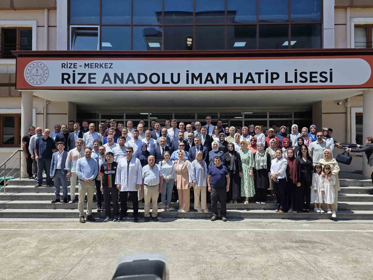 TEKİN, KENDİSİNİN DE MEZUNU OLDUĞU RİZE ANADOLU İMAM HATİP LİSESİ'Nİ ZİYARET EDİP, ÖĞRETMENLERLE...