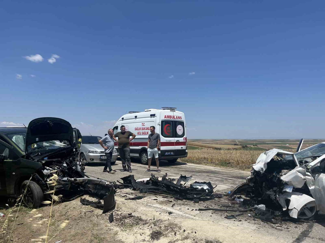 TEKİRDAĞ'DA OTOMOBİL KARŞI YÖNDEN GELEN HAFİF TİCARİ ARAÇLA KAFA KAFAYA ÇARPIŞTI, 2 KİŞİ...