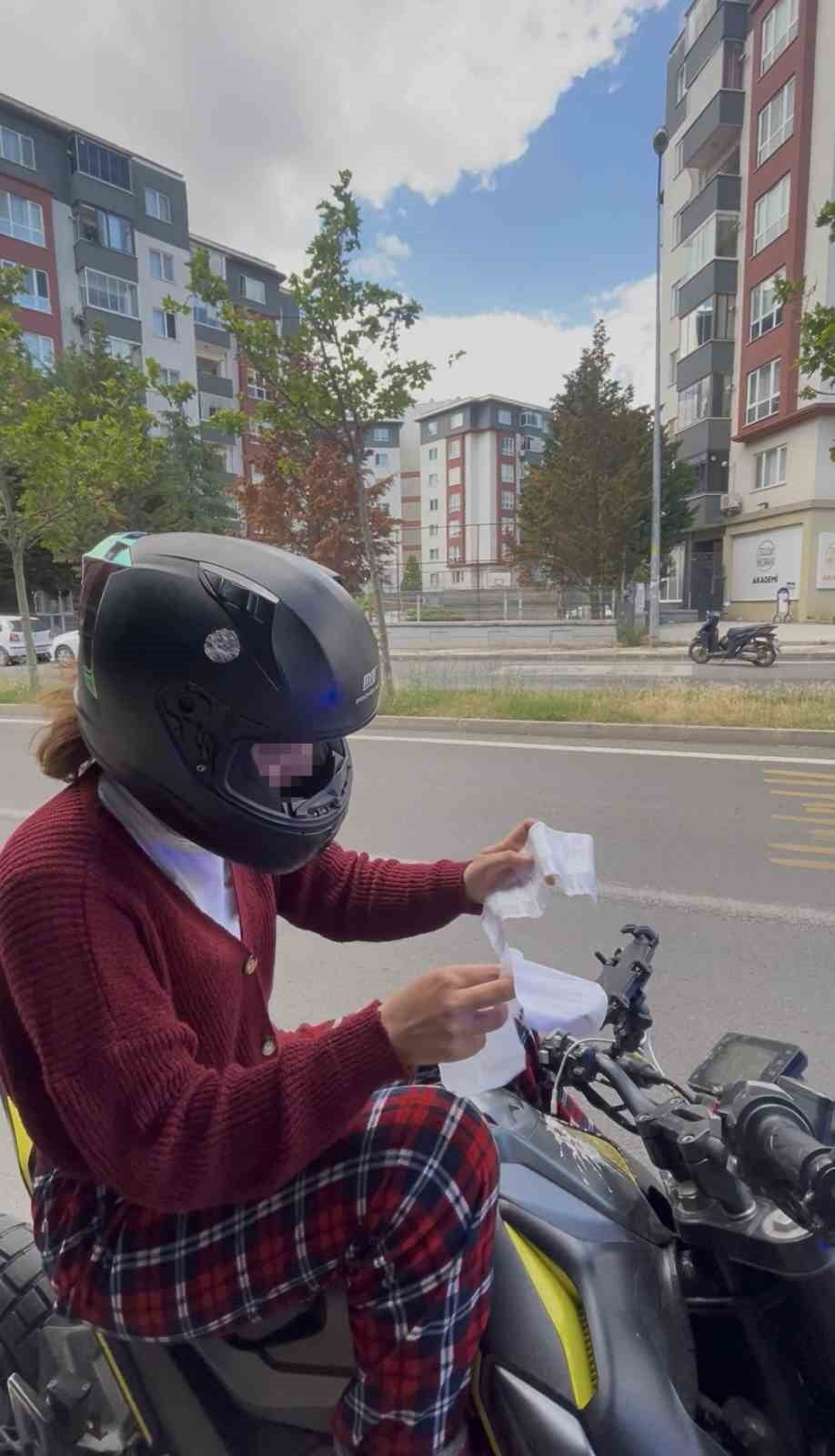 TEKİRDAĞ'DA ŞAHİN TRAFİK EKİBİNE YAKALANAN MOTOSİKLETLİYE YETERSİZ EHLİYETTEN 11 BİN 629 LİRA CEZA...