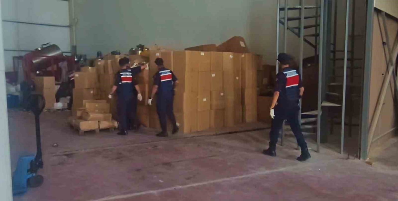 TEKİRDAĞ'IN ÇERKEZKÖY İLÇESİNDE JANDARMA EKİPLERİNCE DÜZENLENEN OPERASYONDA PİYASA DEĞERİ 84...