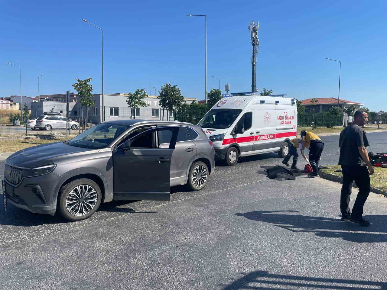 TEKİRDAĞ'IN ÇERKEZKÖY İLÇESİNDE OTOMOBİL İLE ELEKTRİKLİ MOTOSİKLETİN ÇARPIŞTIĞI TRAFİK KAZASINDA...
