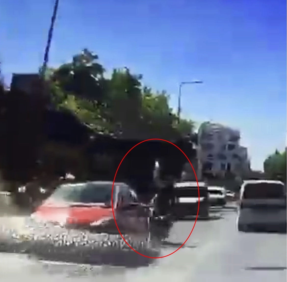 TEKİRDAĞ'IN ÇORLU İLÇESİNDE İKİ ŞERİDİN ARASINDA SEYREDEN MOTOSİKLETİN, AYNI YÖNDE SEYREDEN BİR...